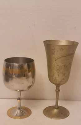 2 גביעים גבוהים וינטג' עומדים על רגל, יכולים לשמש ככוסות קידוש, עשויים מתכת. 2 גביעים גבוהים 