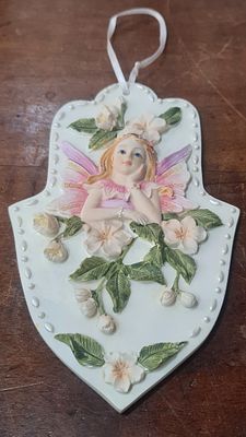 קישוט בצורת חמסה עם דמות פיה ופרחים, עשוי משרף קשיח Resin, ניתן לתלייה על הקיר. . קישוט בצורת 