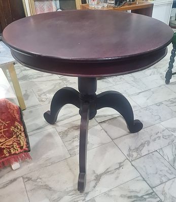 Pedestal Table שולחן עגול מעץ בסגנון קלאסי עגול עם רגל מרכזית , המתפצלת לשלוש רגליים מעוקלות. P 