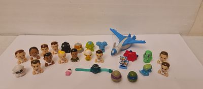 לוט 25 דמויות צעצוע מיניאטוריות קומיקס מסדרות, סרטים ומשחקים מוכרים. לוט 25 דמויות צעצוע 