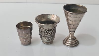 3 כוסות קידוש ישראליות ישנות, מצופות כסף. . 3 כוסות קידוש ישראליות ישנות, מצופות כסף. 
1. 