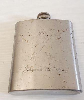 Johnnie Walker לאספני פריטי בר בקבוק כיס פלאסק ג'וני ווקר עשוי נירוסטה. לאספני פריטי בר - בקבוק 