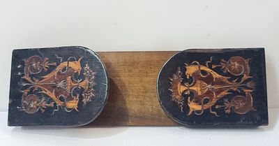 Marquetry Book Slide מחזיק ספרים עתיק נפתח מעץ, מעוטר בעבודת מרקטרי שיבוץ. Book Slide מחזיק 