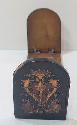 Marquetry Book Slide מחזיק ספרים עתיק נפתח מעץ, מעוטר בעבודת מרקטרי שיבוץ. Book Slide מחזיק 