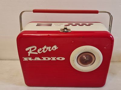 Retro Radio קופסת פח מעוצבת בצורת רדיו רטרו של חברת The Silver Crane Company . Retro Radio 