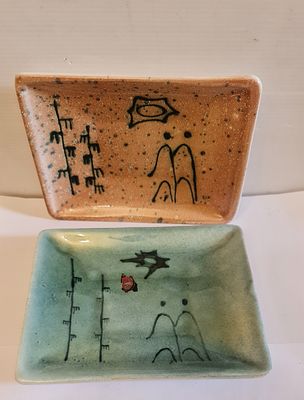 2 קערות קרמיקה ישראליות אמנותיות צבעוניות, מעוטרות ביד בציורים נאיביים על גבי גלזורה. 2 קערות 