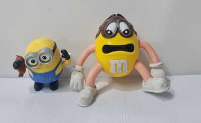 2 דמויות צעצוע מוכרות מיניון עם דובי טים ו M&M כטייס. 2 דמויות צעצוע מוכרות מיניון עם דובי טים 