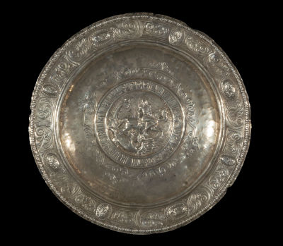 19th century fine silver plate with central motif of Saint George. 890g, in sterling silver. 
