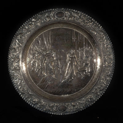 Fine silver plate from the 19th century with a central motif of the Catholic Monarchs. Weight 
