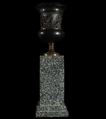 Italian Medici-type Grand Tour cup in bronze from the 19th century representing Bacchanal. Measur 