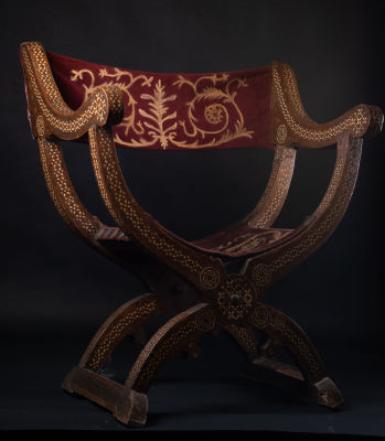 Exceptional and fine Hispano Moresque Gothic "Jamuga" or Hip-Joint Mudejar chair from the end 