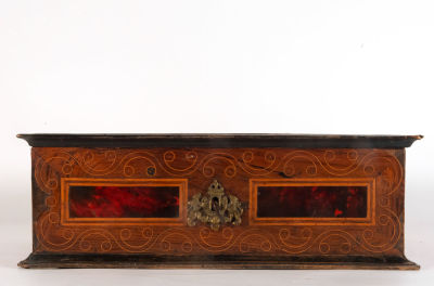 Beautiful Hispano Flemish tabletop chest from the 18th century. In tortoiseshell, fruity and 