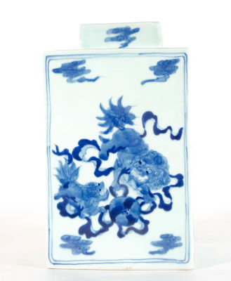 Chinese tibor in cobalt blue porcelain, late 19th century. Measurements: 32 x 20 x 20 cm