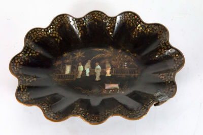 George III tray in mother of pearl and Chinese lacquer for export to England, 18th century. 30x30cm