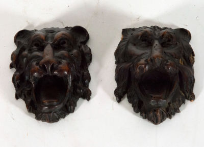 Pair of German Black Forest wall lights in wood, Germany, 19th century. 10x10cm