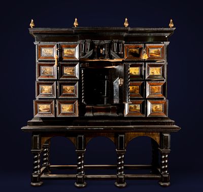 Large Dutch chest of drawers in rosewood and ebony, with oil-painted drawers. 18th century. Made 
