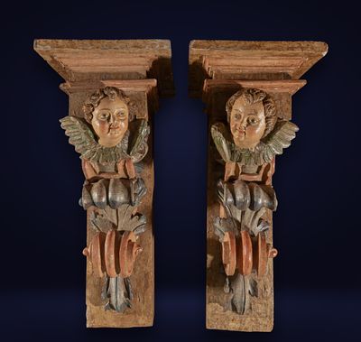17th Century Spanish School - Pair of corbels with angel heads. Polychrome and gilded carved 