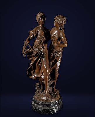 French School of the 20th Century - Couple of girls. Patinated bronze on marble base. 