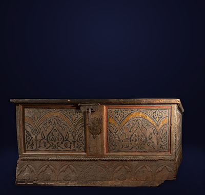 Monumental Nasrid casket from the 15th century. Polychrome carved wood. Measurements: 83 x 176 x 