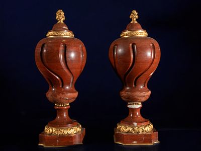 Pair of marble and bronze cups, 19th century. Marble and bronze. Dimensions: 33 cm x 13 cm x 13 cm
