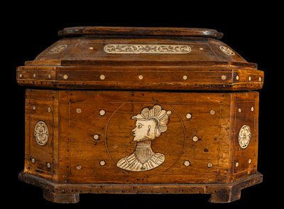 Wooden chest with bone inlay. 19th century. Wood with bone. Measurements: 20 cm x 31 cm x 18 cm