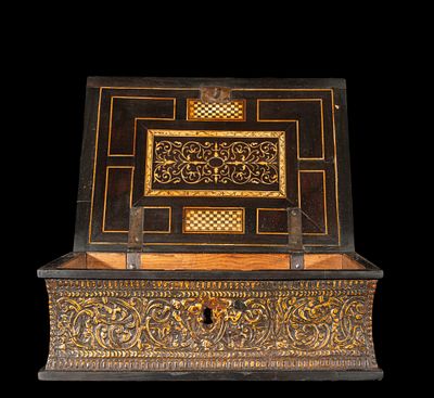 Flemish table chest with 17th century Hispano-Flemish bone inlay. 36 x 13 x 27 cm
