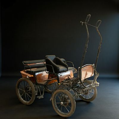Four-seater country carriage. Country carriage with a metal frame and wooden body, equipped 