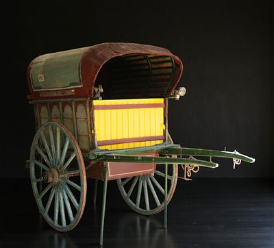 Covered sales cart “Villanueva del Carro”. Polychrome wooden cart in green, yellow, and red 