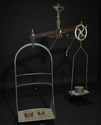 Industrial scale by Antonio Ariso. Spain. Year 1890. Cast iron. Dimensions: 180 x 80 x 60 cm. 