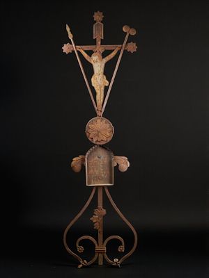 Wrought iron memorial cross, United States, 1916. Wrought iron. Dimensions: 180 &times; 53 cm. 