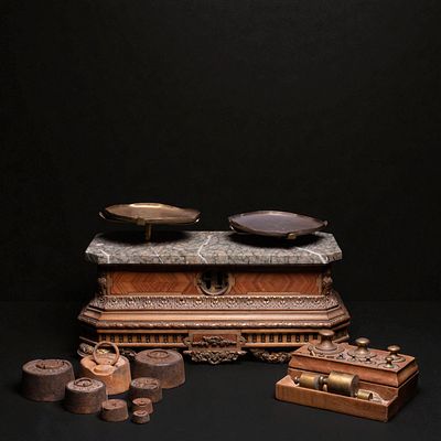 Spanish shop scale with original set of weights, 19th century. Carved wood and metal. 