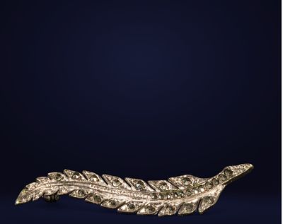 Elizabethan tie clasp in silver and sapphires for lapel or tie, 19th century. Measurements 5 x 