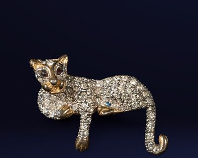 Vintage Panther brooch from the 60s and 70s - in gold-plated metal and imitation diamonds. Measur 