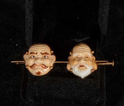 18k yellow gold brooch with porcelain Chinese faces. Total weight 10.30 g. 18-carat yellow gold 