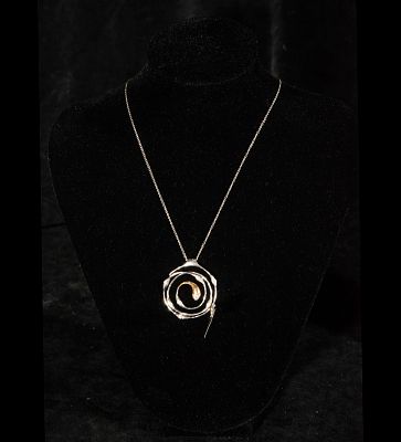 Pendant with chain in two-tone gold and brilliant-cut diamonds. Estimated total weight 0.27 cts 