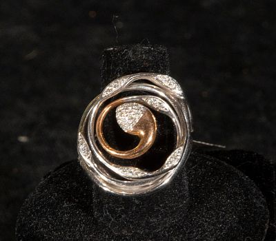 18k two-tone gold ring with brilliant-cut diamonds. Estimated total weight 0.27 cts, total 