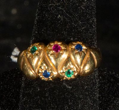 Wide ring in 18k yellow gold with sapphires, emeralds and rubies. Total weight 4 g. 18-karat 