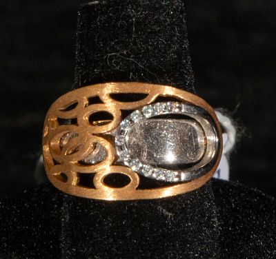 18k two-tone gold ring with brilliant-cut diamonds. Estimated total weight 0.10 cts, total 
