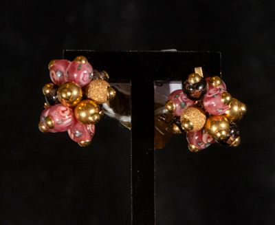 18k yellow gold earrings with black and pink aventurine. Omega clasp, total weight 13.82 g. Pair 