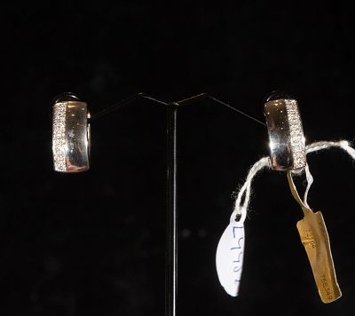 18k white gold earrings with brilliant-cut diamonds. Estimated total weight 0.88 cts. 18-karat 