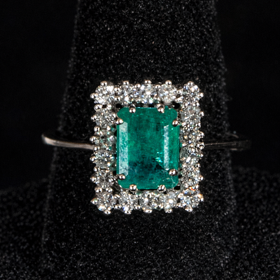 18k white gold ring with emerald and brilliant-cut diamonds. 2.13 ct emerald and 0.54 ct 