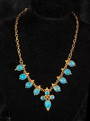 Gold-plated silver choker with blue chalcedony. Length 41 cm. Choker composed of cabochon-cut 