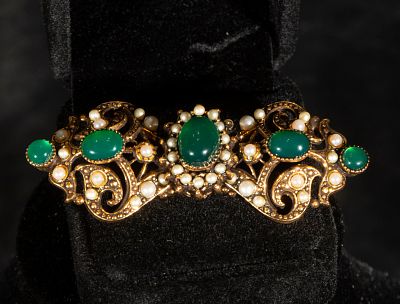 Gold-plated silver brooch with green agate and pearls. Gilt silver brooch decorated with green 