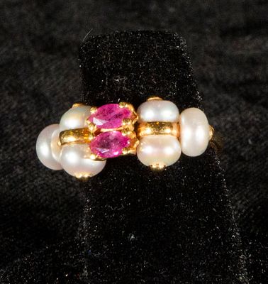 18k yellow gold ring decorated with two oval-cut rubies set in four prongs and cultured pearls. W 