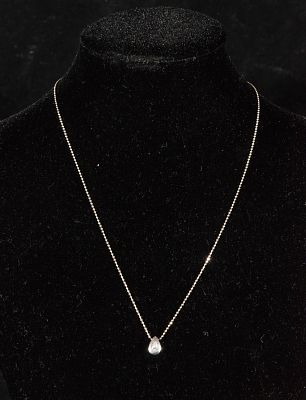 Teardrop pendant with brilliant-cut diamond set in a chaton in 18k white gold. 18 carats