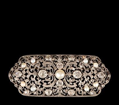 Antique brooch in 18k yellow gold decorated with old-cut diamonds and fine pearls. Measurements: 