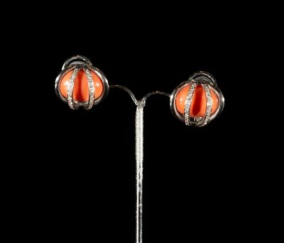18k white gold earrings with coral cabochon and brilliant-cut diamonds. Weight: 13.85 g | 18 carats