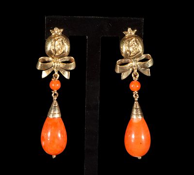 Long earrings in 18k yellow gold with a pomegranate and coral teardrop design €. Length: 5 cm