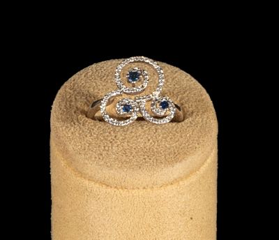 Infinity design ring in 18k white gold decorated with sapphires and brilliant-cut diamonds. Weigh 