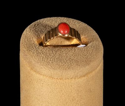 Yellow gold ring with a striated design and coral cabochon. Weight: 3.43 g